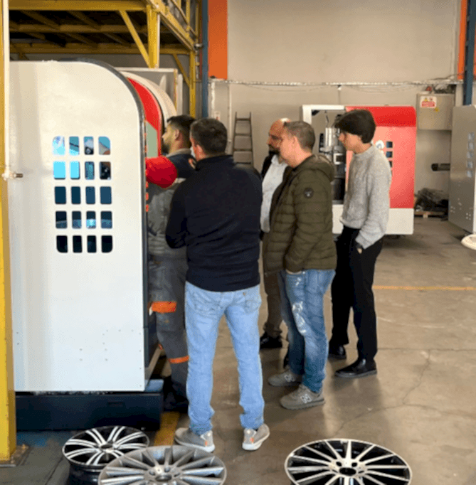 İSVİÇRE’DEN GELEN MİSAFİRLERİMİZ, WRM26 CNC JANT TORNA MAKİNESİNİ ZİYARET ETTİ